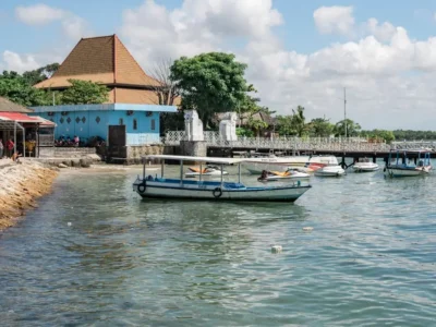 Dermaga dan perahu di pesisir Bali, ilustrasi base keberangkatan diving