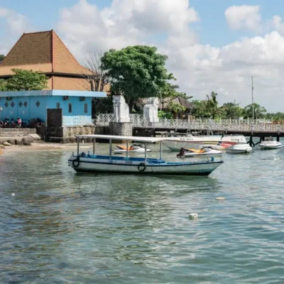 Dermaga dan perahu di pesisir Bali, ilustrasi base keberangkatan diving