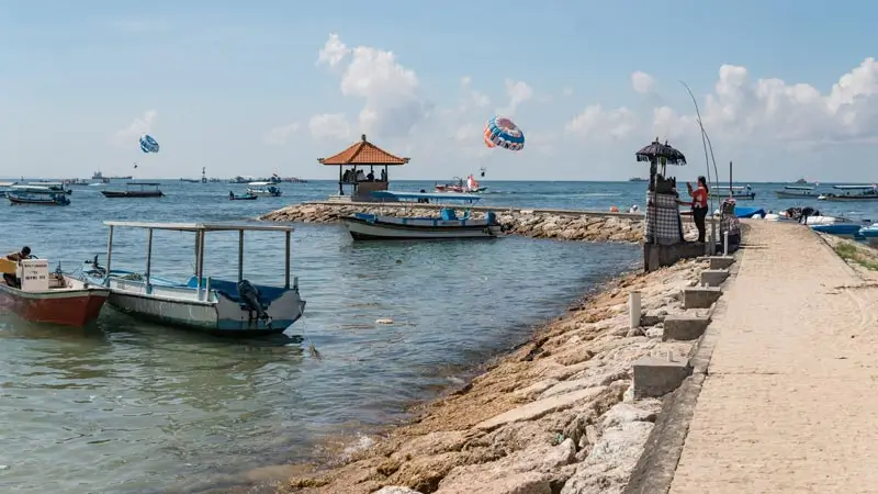 Dermaga kecil di Tanjung Benoa dengan perahu dan parasailing