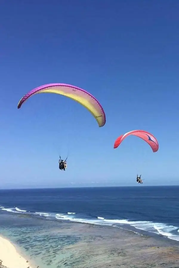 Paragliding di atas garis pantai dekat Timbis Kutuh