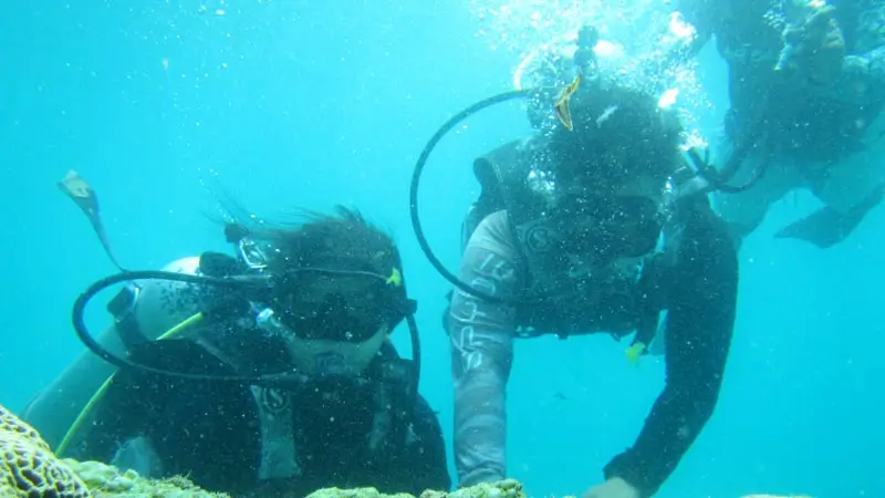 Instruktur mendampingi peserta pemula saat intro scuba di Tanjung Benoa