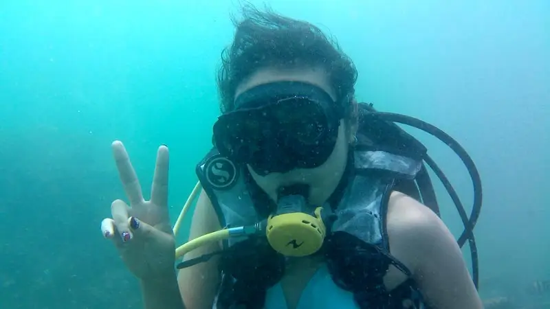 Peserta memberi tanda peace underwater memakai masker selam