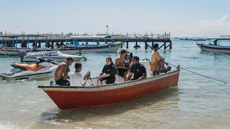 Tempat diving di Bali: peserta naik perahu di Tanjung Benoa (base keberangkatan)