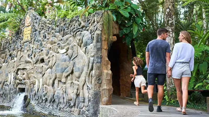 Pintu masuk Taro Elephant Safari Park dengan relief batu