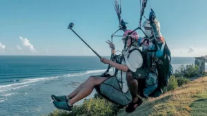 Tandem paragliding di Timbis Kutuh, latar laut selatan