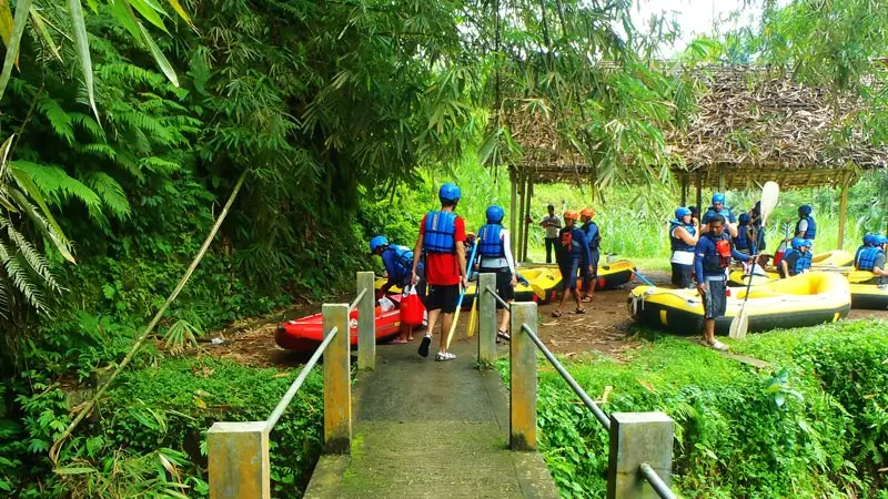 Jalur akses ke titik start Telaga Waja Rafting dengan jembatan kecil