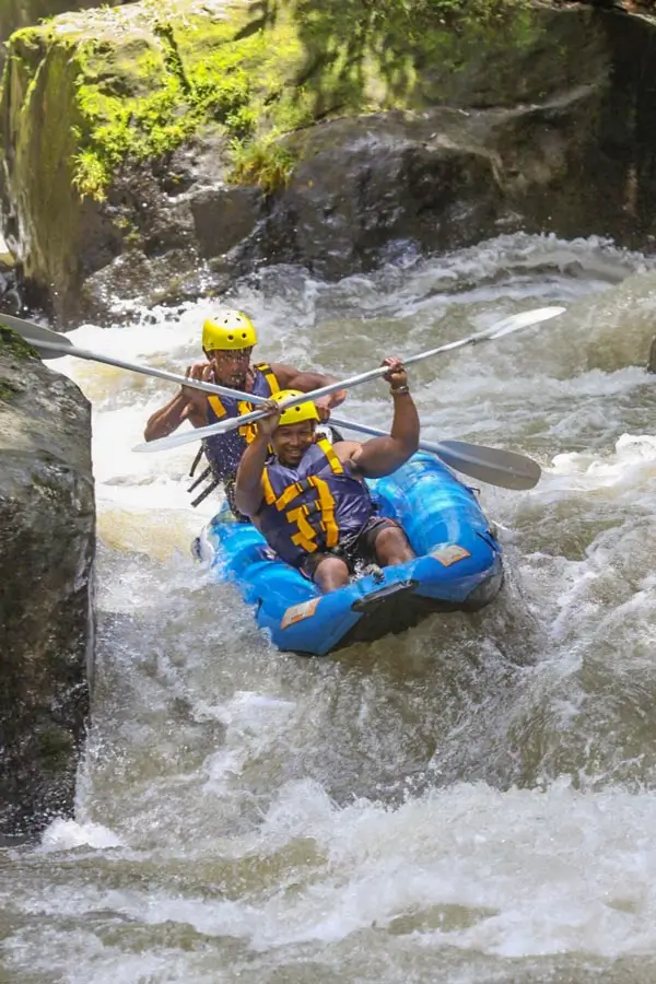Peserta menuruni jeram saat Ayung River Kayaking by Mason Adventures