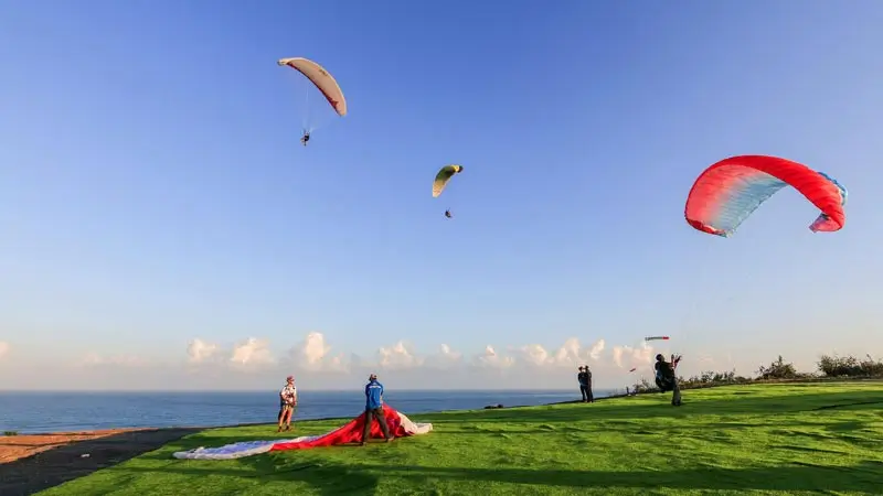 Area lepas landas paragliding di tebing dengan kanopi disiapkan