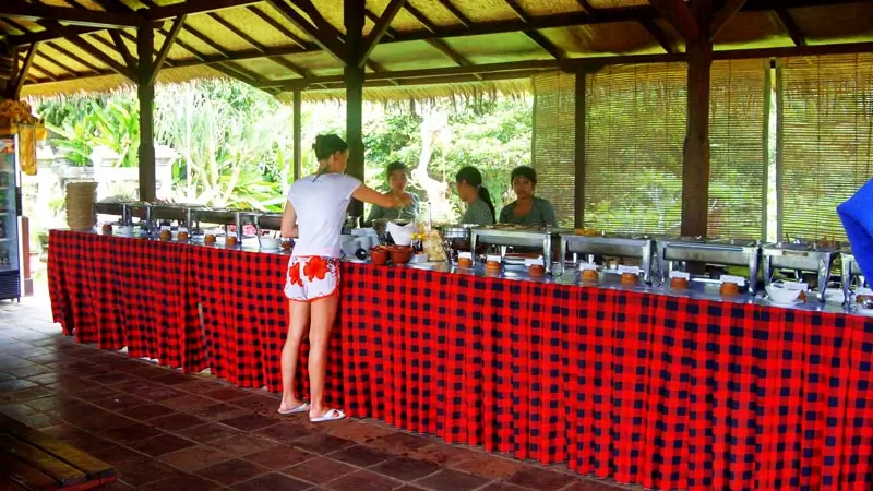 Area makan siang setelah rafting di Telaga Waja