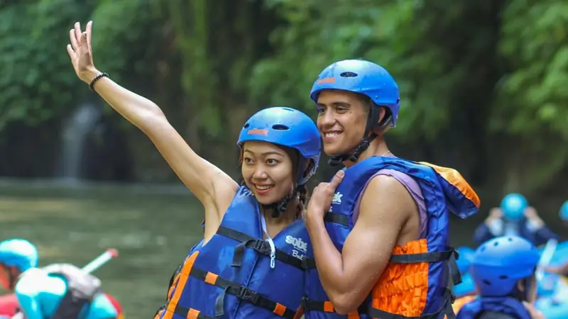 Peserta rafting berfoto memakai helm dan pelampung termasuk di harga sebelum start