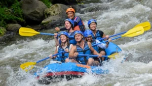 Peserta Bali rafting di jeram sungai memakai helm dan pelampung yang termasuk di harga