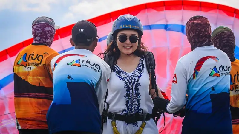 Briefing dan pengecekan harness oleh kru sebelum terbang