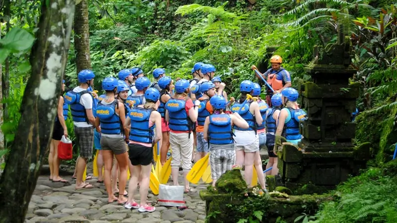 Pemandu memberi briefing keselamatan sebelum turun ke sungai