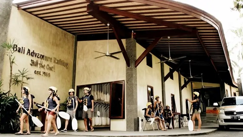 Gedung check-in rafting di Jalan Raya Kedewatan Ubud sebelum peserta berangkat