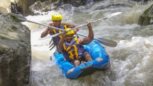 Peserta Ayung River Kayaking by Mason Adventures melewati jeram Sungai Ayung Ubud