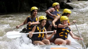 Peserta Mason Rafting Ubud melintasi arus Sungai Ayung