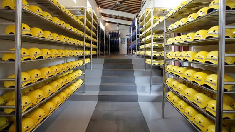 Rak helm keselamatan untuk peserta sebelum aktivitas kayak