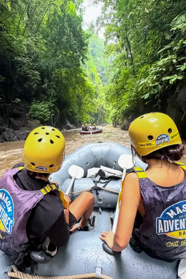Peserta Mason Rafting Ubud menyusuri Sungai Ayung dengan perahu karet