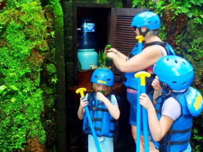 Rafting untuk anak dengan helm dan jaket pelampung