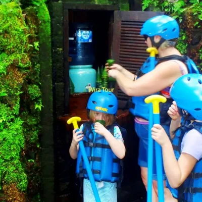 Rafting untuk anak dengan helm dan jaket pelampung