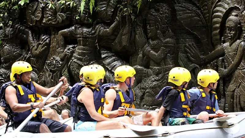 Rafting melewati relief Ramayana di tebing Sungai Ayung Ubud