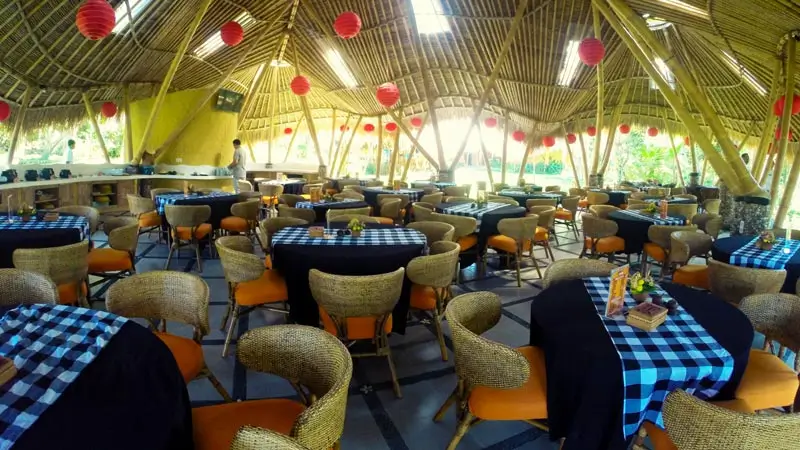 Ruang makan beratap bambu untuk makan siang (contoh, tergantung operator)