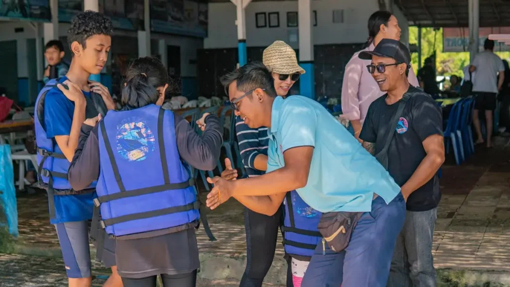 Briefing keselamatan dan pemasangan jaket pelampung sebelum aktivitas