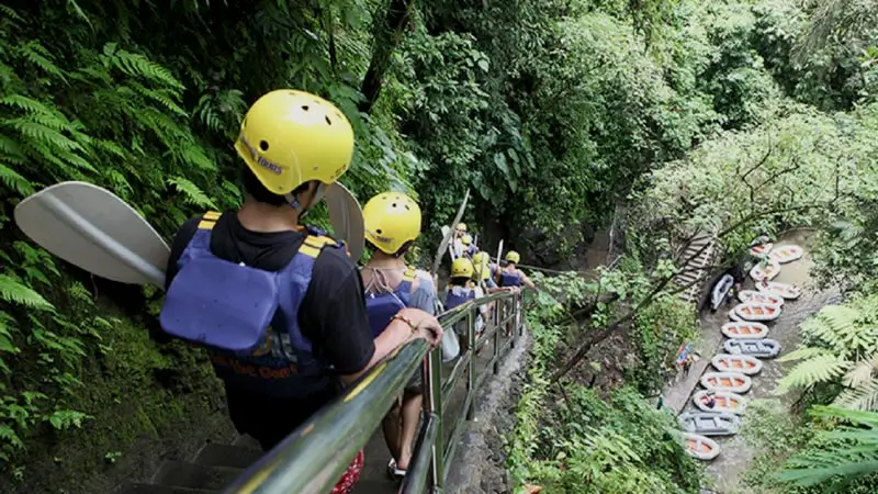 Peserta turun tangga menuju titik start di tepi sungai