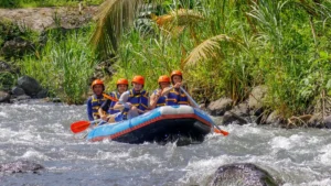 Perahu Telaga Waja Rafting melaju di aliran sungai aktif di Karangasem