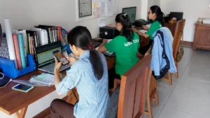 Tim Wira Water Sports Bali memproses konfirmasi WhatsApp di kantor