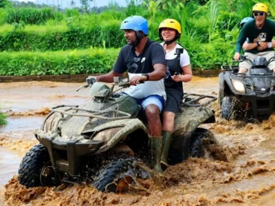 Wisatawan mengikuti aktivitas adventure di Bali dengan ATV