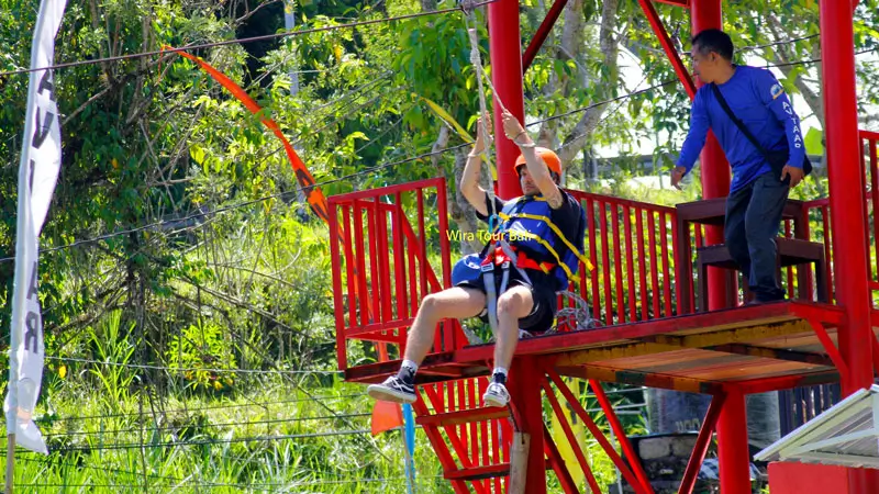 Peserta mencoba Flying Fox tambahan sebelum rafting