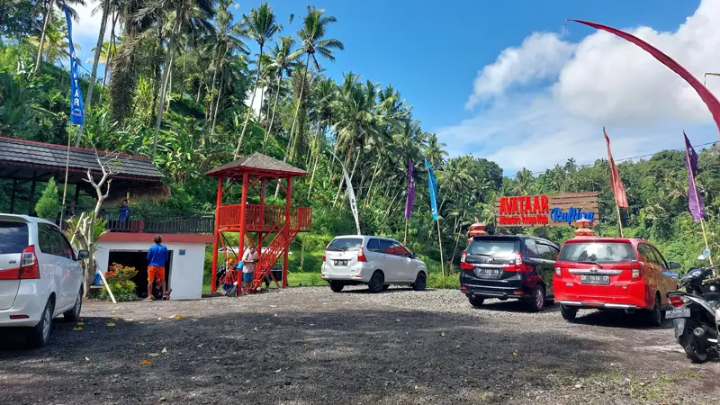 Area parkir dan papan Avataar Rafting Telaga Waja