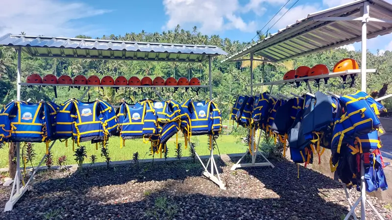 Helm dan jaket pelampung untuk peserta arung jeram