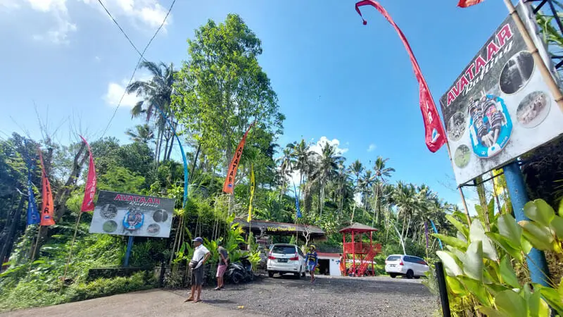 Gerbang akses menuju area parkir dan start location
