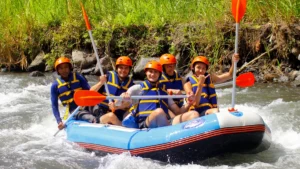 Peserta rafting di perahu Avataar bersama pemandu