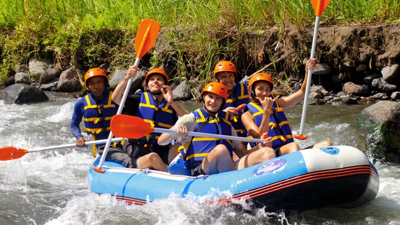 Peserta Avataar Rafting di perahu Telaga Waja dengan pemandu