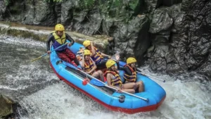 Perahu Bakas Levi Rafting turun di jeram dengan river guide