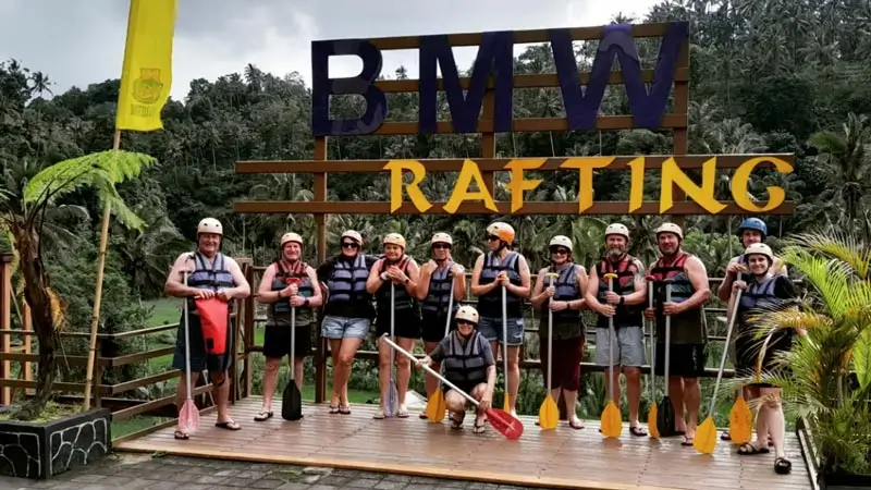 Grup peserta di depan papan BMW Rafting Telaga Waja