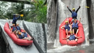 Perahu BMW Rafting Telaga Waja meluncur di jalur rafting