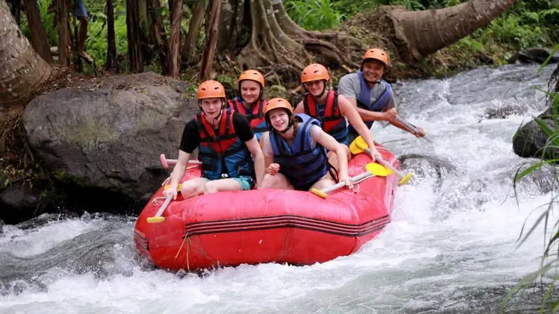 Peserta BMW Rafting Telaga Waja di perahu saat aktivitas rafting