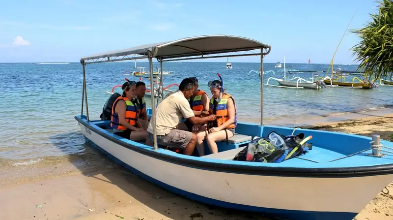 Boat snorkeling Sanur dengan peserta di tepi pantai