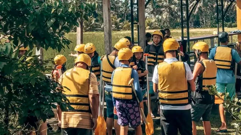Peserta briefing sebelum turun rafting