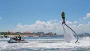 Flyboard Bali di Tanjung Benoa saat peserta melayang di atas air.