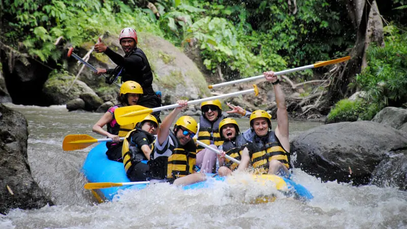 Rombongan rafting di jeram Graha Adventure Rafting Ubud