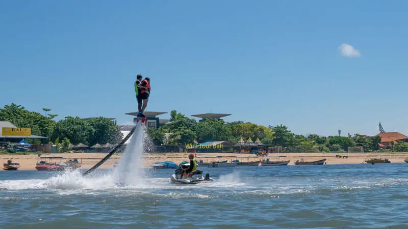 Aktivitas flyboard di perairan Tanjung Benoa dengan pantai di latar belakang