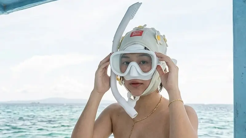 Peserta memakai masker di boat sebelum turun ke air
