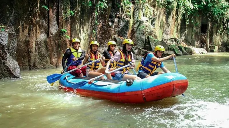 Peserta Melangit River Rafting melintasi bagian sungai yang lebih tenang