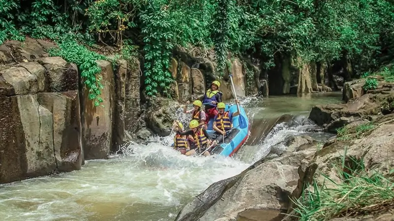Raft Melangit River Rafting di jalur sungai berbatu yang sempit