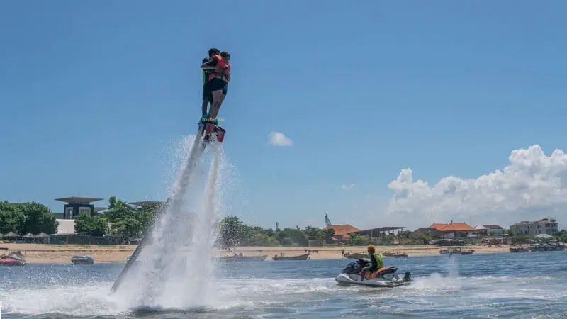 Peserta flyboard didampingi guide di perairan Tanjung Benoa
